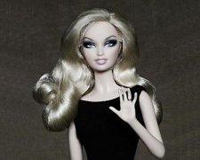 她无论走进哪一个房